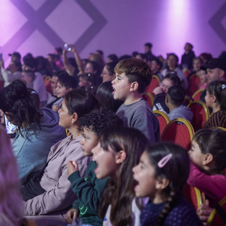 Más de 15 mil vecinos colmaron el teatro municipal