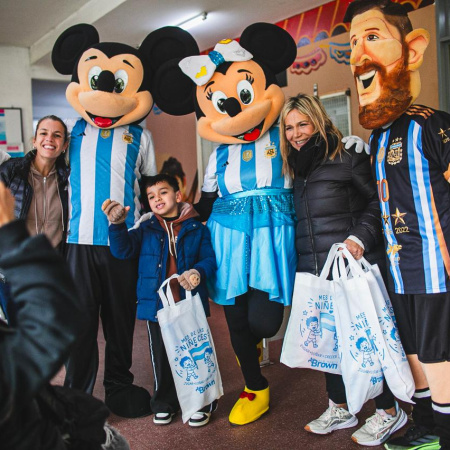 Regalos, sonrisas y una visita muy especial en los hospitales de Brown