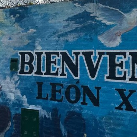 Murales y color: así preparan Claypole para recibir al Papa León XIV