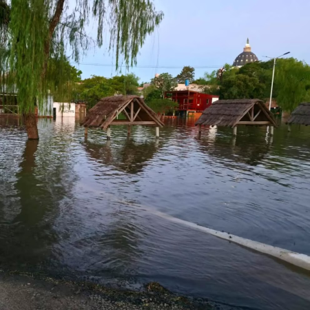 Dos trabajadores murieron en las islas y Corrientes enfrenta nuevas evacuaciones